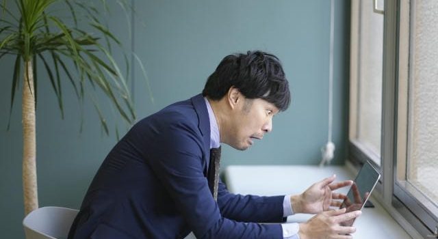 銀行の進化と初任給の高さが映す現代ビジネス社会における新たな役割 銀行の進化と初任給の高さが映す現代ビジネス社会における新たな役割